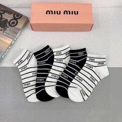 配包装 P50 一盒5双 Miumiu 缪缪 高品质超级爆款网红袜子中筒袜子，Ins明星网红推荐火爆至极纯棉材质，轻薄柔软透气，四季通用，欧美大牌街头必备