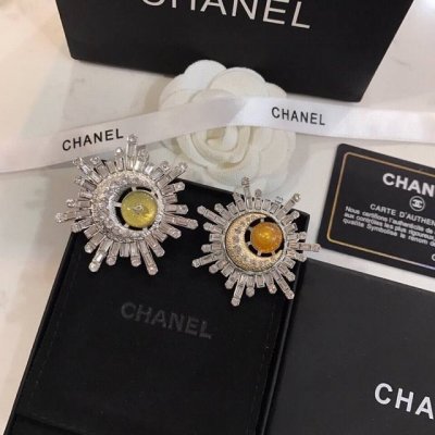 p100 Chanel小香 专柜最新款同步上新香奈儿最新款胸针 胸针，是最懂女人的饰物。那些倾注了全部心血去做自己的女人，往往更珍惜胸针的意义。香奈儿女士把胸针