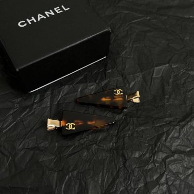一对Chanel 小香中古发夹 超洋气的古铜色 配上经典双C家抓夹夹 简直颜值爆棚 太喜欢了 强推 很有份量的发夹 拿在手里沉甸甸的