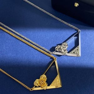 prada普拉达欧美夸张时尚金属光面玫瑰花镂空三角形项链 黄铜材质 金银2个色 重约18.4G 项链约长48.5Cm+3.5Cm+3.5Cm
