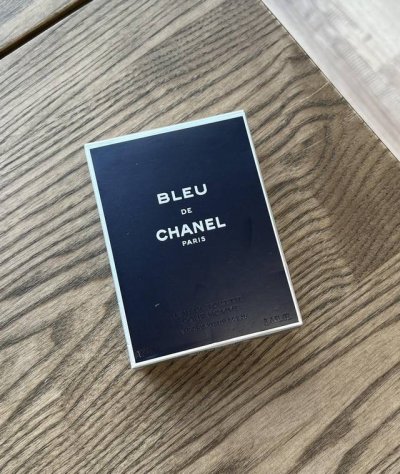 专柜品质 一切自由与感性都藏在仲夏夜的 蔚蓝 都市时刻 Chanel蔚蓝男士香水 规格:100Ml 午夜的蔚蓝都市时刻将深植于这片土壤的自由意志不断放大，与白日