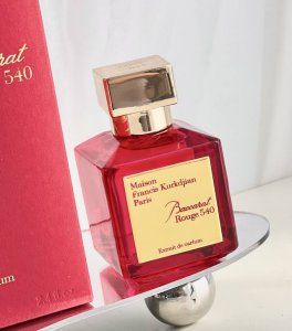 专柜品质 弗朗西斯 库尔吉安 Maison Francis Kurkdiian Mfki一场贵族式的欢愉 当你拥有一件绝妙的水晶物件时 它会召唤全世界的光来讨好
