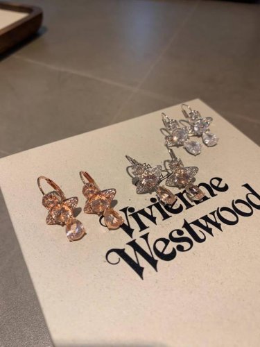 vivienn Westwood 西 后 王冠星球耳钉 重磅推荐，绝美土星耳钉，闭眼入准没错！纯粹王冠球是经典的象征，闪耀土星环勾勒未来波光流转间，开启一场与未