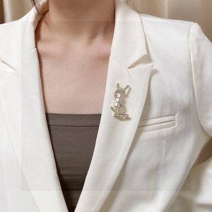 Ysl圣罗兰专柜新款满钻银胸针 是最懂女人的饰物 那些倾注了全部心血去做自己的女人 往往更珍惜胸针的意义 圣罗兰女士把胸针别在帽子上 并告诉那些模仿她的时髦女士