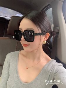 圣罗兰-Ysl . 宝丽来树脂高清镜片 . Tr90镜架-轻便佩戴舒适 . Size 57-16-148 . 新款Ysl家太阳镜减轻强光负担 遮挡有害光线防辐射