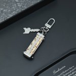 M01750当季新款 lv Lovers Dice 包饰与钥匙扣 lv Lovers Dice 包饰与钥匙扣拥有可拆卸骰子 随心开启幸运游戏 耀目金属呈现复古外