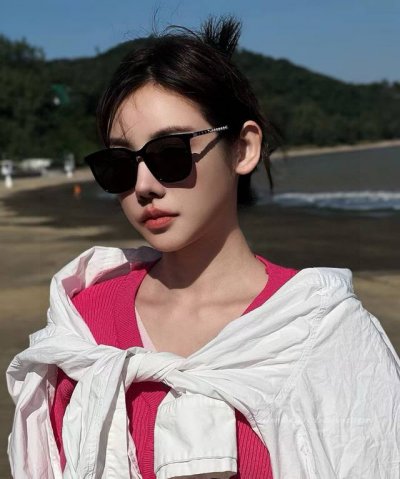 新品Chanel 香奈儿太阳镜以独特魅力和前卫风格诠释春夏最新眼镜，以方框设计两边经典小香珍珠做点缀，中梁金属质感超好佩带舒适 型号：Ch2753