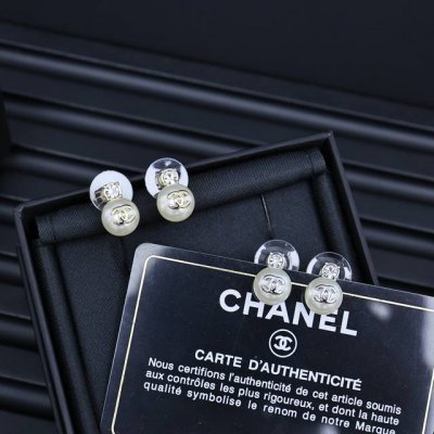 Chanel迷你带钻小珍珠耳钉 少女心炸裂的初夏仪式感 这个夏天 谁还不是甜度爆表 chanel耳饰真的好有少女心 阳光下每一寸闪耀都是浪漫信号