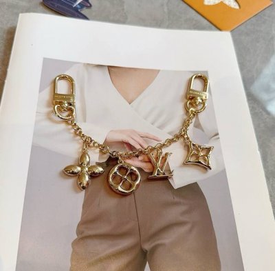 lv钥匙扣 包饰 包包挂件 金色&银色 M01188 Spring Street Chain 包饰将 Monogram 花卉和 Lv 字母等经典元素化为袖珍挂饰
