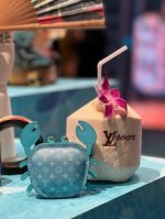 官网新品 热卖Louis Vuitton 路易威登Lv 小螃蟹耳机包钥匙扣挂件挂饰 Lv钥匙包蓝牙耳机包 可放耳机 零钱等小物件 以玲珑之姿复刻路易威登备受青睐