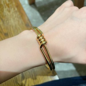 赛琳Celine凯旋门手镯 也太精致啦 很简单很普通的款 但就是很百搭 手镯质感的手链 实用性太高了 实物戴在上手真的是很美 优雅又酷酷有个性 特别百搭还显手细