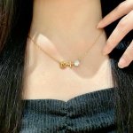 Louisvuitton以 经典花纹图案设计 双花 款设计方式吊坠Lv品牌标志设计 经典标志理念 演绎典雅也流行项链 时尚潮流百搭款 非常抢眼显白 专柜同款 黄