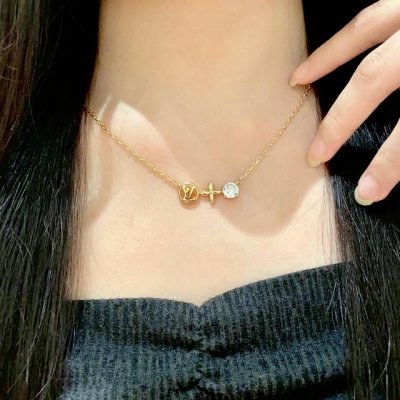 Louisvuitton以 经典花纹图案设计 双花 款设计方式吊坠Lv品牌标志设计 经典标志理念 演绎典雅也流行项链 时尚潮流百搭款 非常抢眼显白 专柜同款 黄