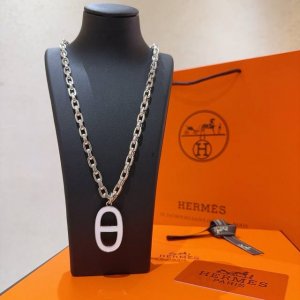 真的会心动 Hermes 爱马仕项链 猪鼻子H项链系列首饰 进口材质定制.实物质感是真的好 果然大牌的经典款百看不腻 高端链条经典搭配 新品 简单时尚专柜一致