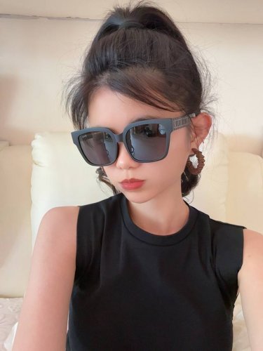 dior-迪奥 2025开春新款 潮流爆款 时尚方框太阳镜 高品质 佩戴舒适 网红潮款墨镜 型号：D8304