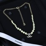 chanel 经典字母珍珠项链限定返场 珍珠从大到小排列，感觉更年轻 双Clogo上有很小的珍珠点缀， 搭配衣服不会有过于隆重的感觉， 日常可以佩戴