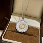a6081 爆款 中古系列Vintage 小雏菊 磨砂拉丝 项链 复古浪漫每一次佩戴 都是一次与时光的对话 耳钉上的小雏菊 精致而生动 仿佛正在悄然绽放 每一片