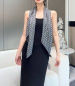 迪奥2025爆款出货.D家字母配灰蓝色系高级感拉满 优雅大方的风格 永远不过时 无论搭配什么衣服都会气质爆棚 110尺寸刚好 不大不小 可当披肩 可当 围巾 采