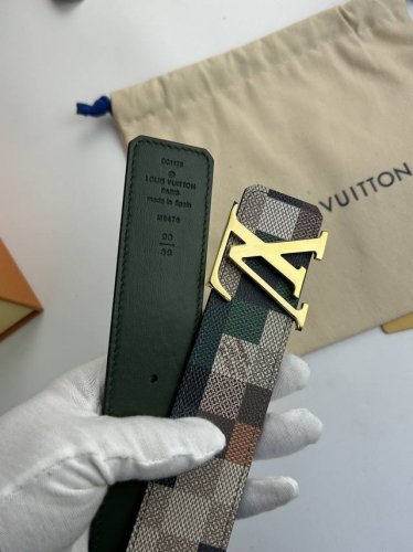 特 L家 最新款腰带，宽40毫米，搭配新款精品钢扣，商务服装造型的完美搭配。永恒经典，与正品零差距