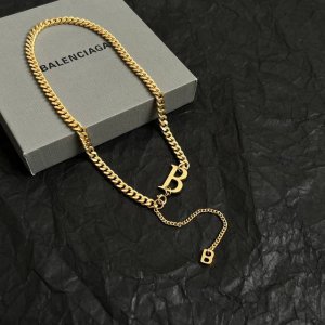巴黎世家 Balenciaga 项链 简单大方 大牌金质感饱满 ，搭配衣服超好看 ！