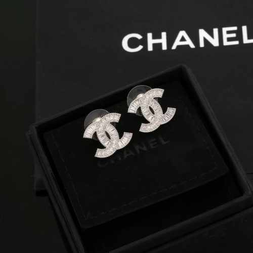 chanel 香奈儿经典双C耳钉 这款随意搭配都是非常好看百搭时尚单品 日常款 很修饰脸型 很上档次的 很优雅气质 耳钉