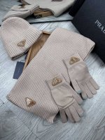 福利特价 。Prada。 围巾帽子手套 三件套套装！简单大气是这款套帽围巾设计者的初心真心美了～时尚柔软透气材质：50%Wool50% Acrylic，Acry