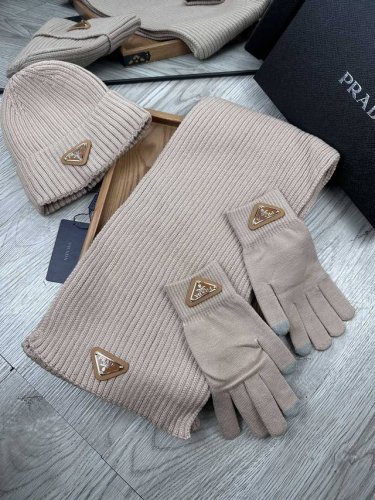 福利特价 。Prada。 围巾帽子手套 三件套套装！简单大气是这款套帽围巾设计者的初心真心美了～时尚柔软透气材质：50%Wool50% Acrylic，Acry