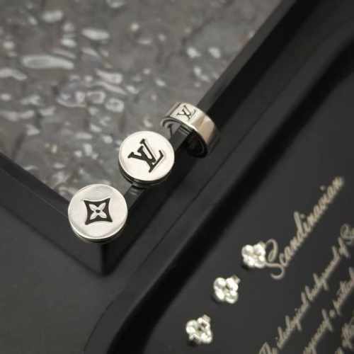 Lv Tailor 耳环 Mo2028 Lvtailor 耳环以简约格调演绎路易威登元素，于耳钉和耳夹工致镂刻 Monogram 花卉和 Lv 字母，可随心探索