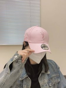 Ysl圣罗兰 专柜同款原单 字母刺绣棒球帽 韩系风 一款简单休闲风的棒球帽 是牛仔的款式 减龄百搭 适配度很高 简单随性~ 字母刺绣部分也很精细 出街拍照拗造型