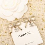 P70本季必入爆款24K新款耳钉 Chanel蝴蝶结吊双C耳钉 火到炸裂，美到窒息，不买真心对不起自己全部采用进口施华洛钻，无敌重工马眼钻成本非常高[偷笑][偷