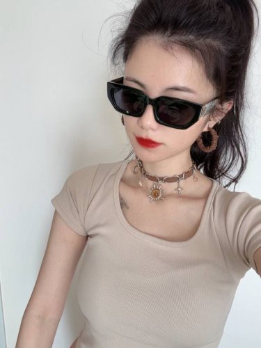 Lv 2025新款女士方框太阳眼镜 开车墨镜 新款太阳镜 时尚大方 舒适轻盈 精致奢华 超轻 型号：L4232