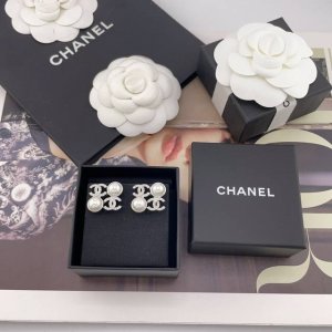 我们出品 香C拼珠方块耳钉 代购溢价购入Z 6300，现货30春夏最新款绝美系列！全网首发！老规矩先到先得！绝美太有时尚设计感啦，配包装！经典双C元素设计，非常