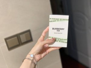 专柜品质 Bbr青提软糖 一开始被它的颜值吸引了 后来被它的味道上头了 香调很单纯 清爽甘甜 尾调慢慢沉淀出雪松和麝香的木质气息 简直是香水届的天花板