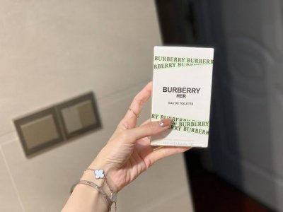 专柜品质 Bbr青提软糖 一开始被它的颜值吸引了 后来被它的味道上头了 香调很单纯 清爽甘甜 尾调慢慢沉淀出雪松和麝香的木质气息 简直是香水届的天花板