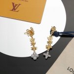 精工版本 路易威登耳钉秉承精湛匠艺，以锻造耀目 Lv Twig 耳钉 抛光色泽成就经典 Lv 字母的自然化身，流露品牌格调。链条可调节 明星同款 经典百搭 耳钉