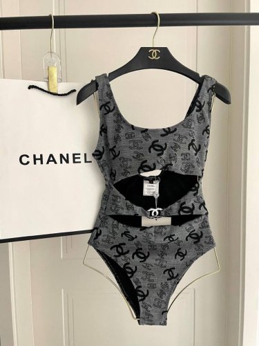 Chanel新款提花连体体式泳衣适合多种场景的游泳衣 海边 游泳池 温泉 水上乐园 漂流都可以内搭外穿也完全可以 面料 透气舒适 速干弹性的游泳衣更加帖肤易清洗
