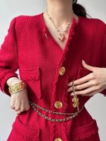 我们出品 Zp9750！量大咨询客Fu 香23K爱心Choker 无法拒绝的魔力！经典百搭！每期必入！千万别看它简单，中间有黑色跟金粉珐琅点缀！正面凹凸效果，是