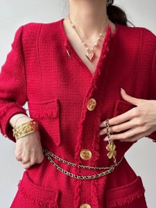 我们出品 Zp9750！量大咨询客Fu 香23K爱心Choker 无法拒绝的魔力！经典百搭！每期必入！千万别看它简单，中间有黑色跟金粉珐琅点缀！正面凹凸效果，是