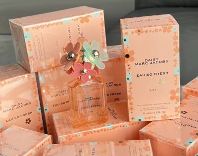 专柜品质 marc Jacobs 马克莫杰 Daisy小雏菊粉色花语女士淡香水75Ml 香调 清新花果香调前调是葡萄柚 绿色元素 覆盆子 和梨;中调是茉莉 玫瑰