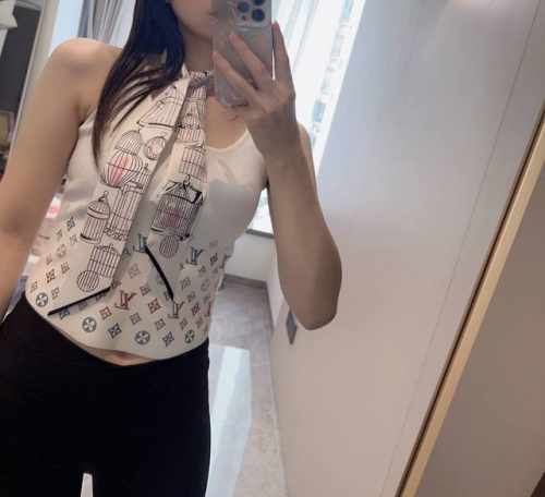 香奈儿Twilly小丝巾来了，Chanel 星光字母，名副其实的小可爱， 人手三条闭眼收，我都不拦着 N久都没有见过这么好看的Twilly 真的是真香本香了，凹