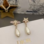 高品质 细节如图 0800100 D星蜂水滴耳钉 ZP3200 超级精致气质款水滴耳钉 不对称设计绝绝子超级心水的小耳钉 经典的蜜蜂跟星星的元素加上粉色施华洛钻