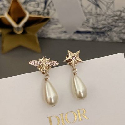 高品质 细节如图 0800100 D星蜂水滴耳钉 ZP3200 超级精致气质款水滴耳钉 不对称设计绝绝子超级心水的小耳钉 经典的蜜蜂跟星星的元素加上粉色施华洛钻