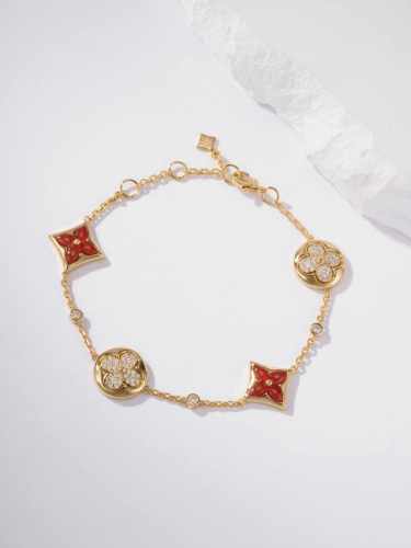 Color Blossom 玫瑰金红玉髓镶钻手链 Color Blossom 中国新年限定手链，依然以品牌标志性 Monogram 花卉为设计元素，新作亮点是使