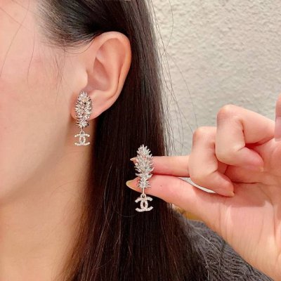 chanel香奈儿 中古 双C耳钉原版复刻Logo 小香家的款式真心无需多介绍每一款都超好看，精致大方，非常显气质.