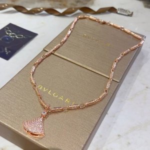 宝格丽项链V金材质。Bvlgari宝格丽 Divas‘ Dream 系列 品相完美，细节无敌，那种独特的色泽完全无可挑剔，再缀以经典指环外形设计，简约之余却又优