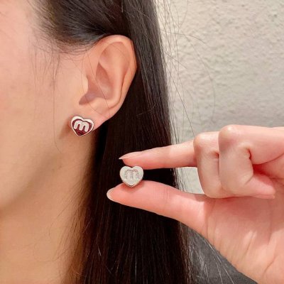 新款 缪缪 Miumiu 字母设计耳钉就是小仙女 女神必备单品 非常有女人气质 超美耳环 个人非常喜欢网红同款 时尚潮流 Z批一致 黄铜材质 又是一款百搭不分四