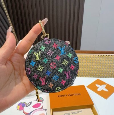 Louis Vuitton老花包包挂饰 小零钱包 Lv包饰挂件钥匙扣 独家原单货 标志性老花超级百搭 可放钥匙或小零钱 确实精致 手感真的很赞