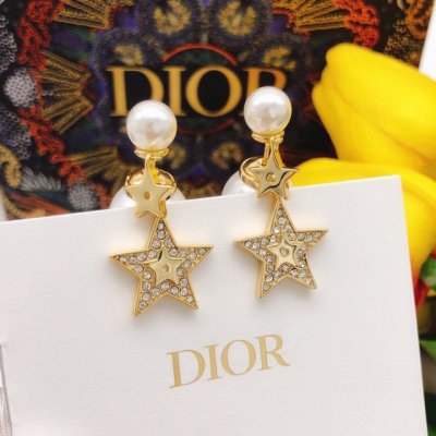编号Ded0278 迪奥Dior 原单新品 星星镶钻大小珍珠耳钉 高端品质，专柜1:1开模，专柜原版同黄铜材质！高级925银针防过敏处理，Cnc 工艺， 细节无
