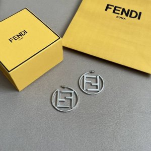 【P110】Fendi 芬迪 耳钉 高端定制 爆款新款 简单大方耳钉 华丽登场 ，很难见到如此熟悉 素雅的耳环，非常适合日常搭配，宝宝们，这个绝对值得入