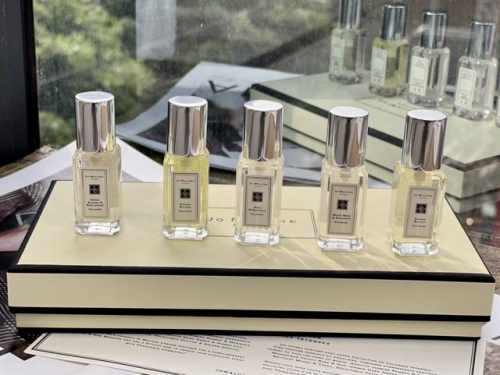 专柜品质 新款祖马龙香水5件套*9Ml 白瓶圣诞限量版 包含的香是 橙苦 玫瑰和木兰 白苔和雪花 莲,绿色杏仁和姜饼人~
